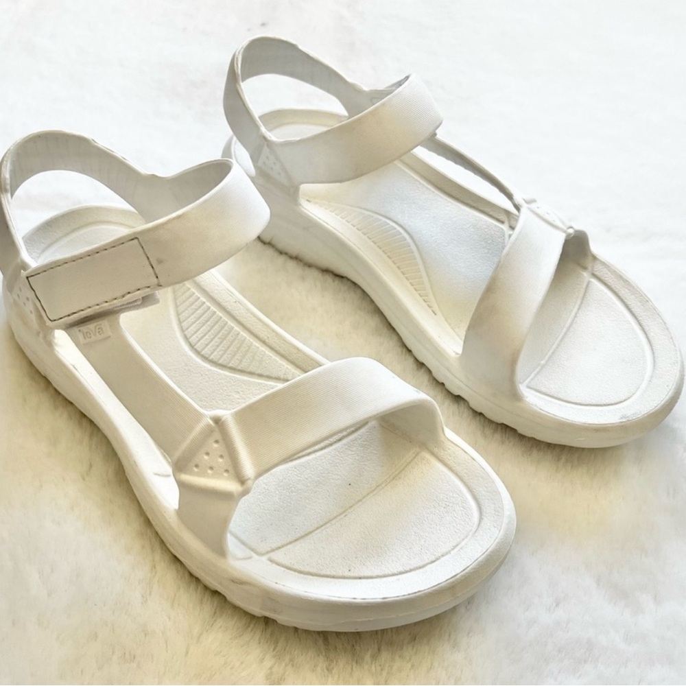 Teva strap trendy sandal size 10